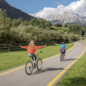Primiero - Mezzano - Pista ciclabile - Bambine sulla pista ciclabile - Cicloturismo | © Daniele Lira