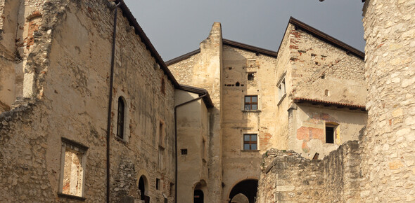 Castel Beseno - Le mura