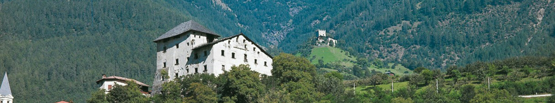 Eine düstere Burg in den Alpen