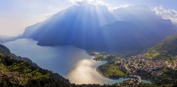 Jezero Molveno, oáza klidu daleko od města, obklopená Dolomity.