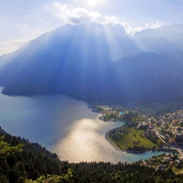 Jezero Molveno, oáza klidu daleko od města, obklopená Dolomity.
