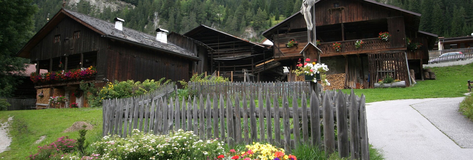 Die traditionellen Scheunen von Trentino - typischen Wohnholz