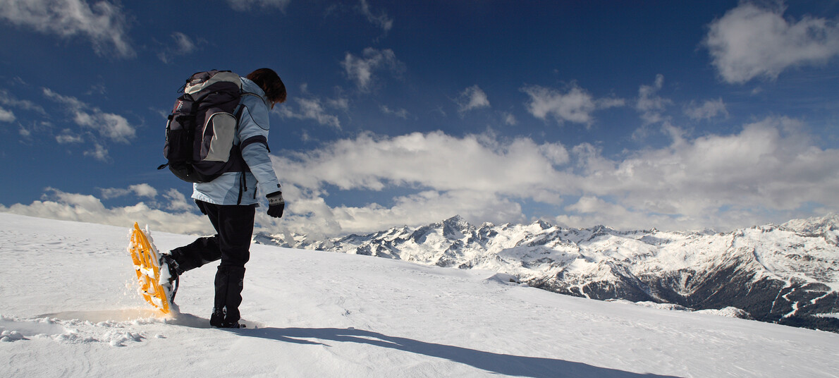 Zimní procházky v horách na sněžnicích v Dolomitech.  #2