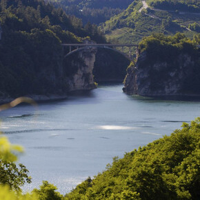 Santa Giustina See - Der große Staudamm im Tal der Canyons