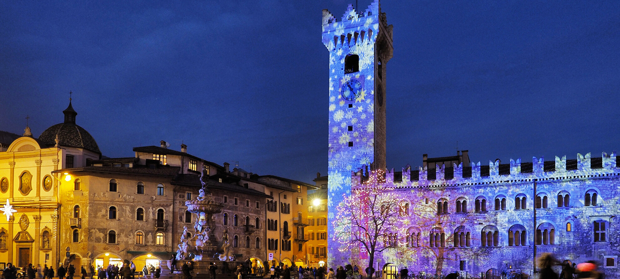 Trento - Natale - Piazza Duomo - Giochi di Luci - Fontana Nettuno | © 30153-Trento-Natale-Piazza-Duomo-Romano-Magrone
