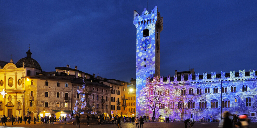 Trento - Christmas - Piazza Duomo - Lights Games - Neptune Fountain | © 30153-Trento-Natale-Piazza-Duomo-Romano-Magrone