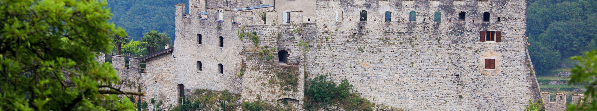 Borgo medievale con vista sul Garda