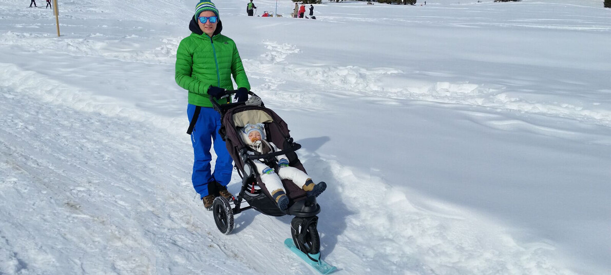 С детской коляской по снежным тропинкам