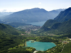 Vista del lago di Tenno con lago di Garda sullo sfondo