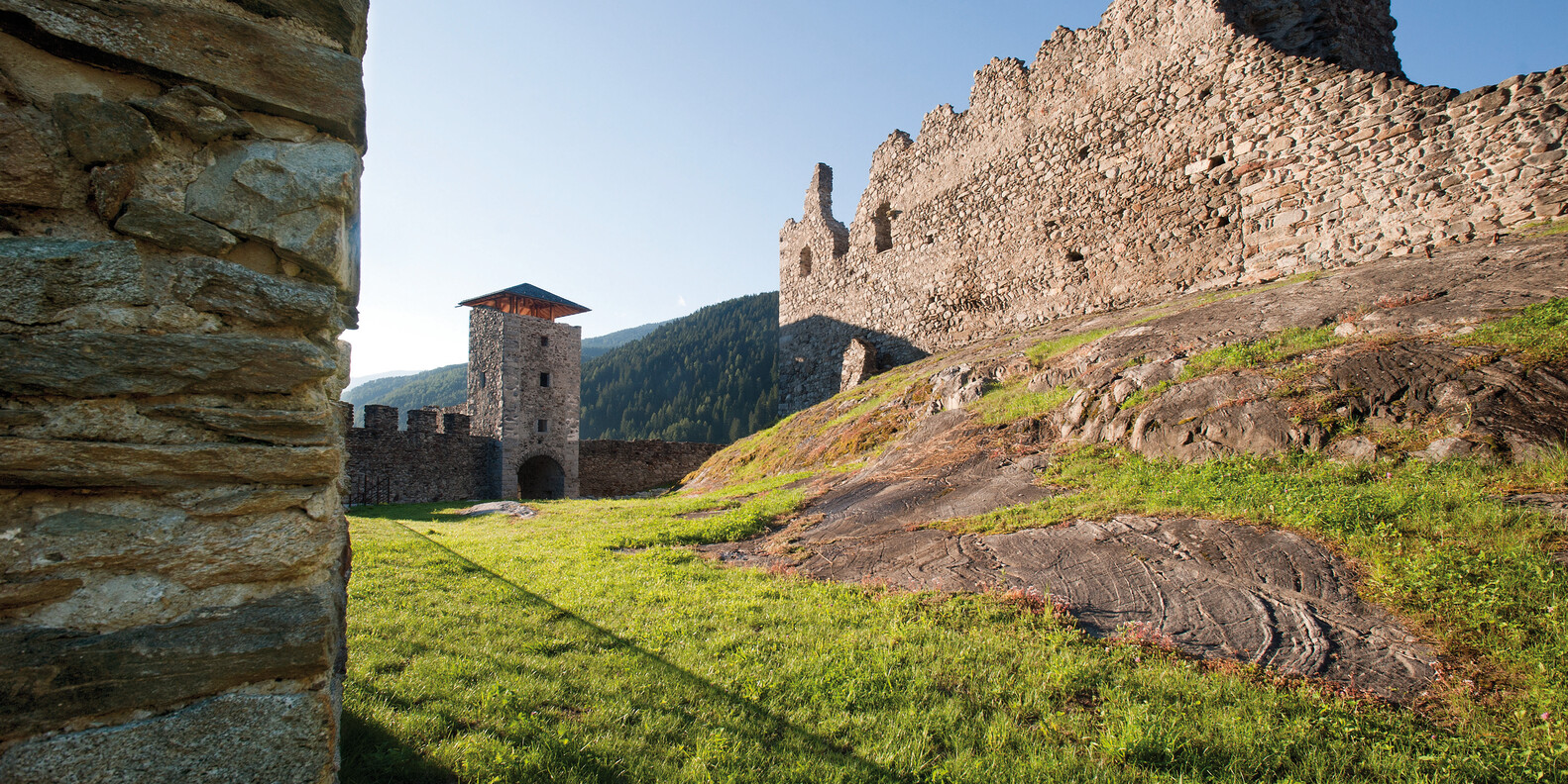 Burg von San Michele Sehenswert Burgen und Schlösser Trentino Italien