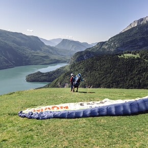 Vliegen boven het meer