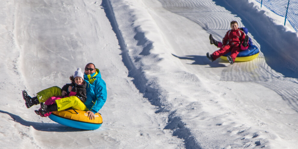 Luftkissen- und Schlittenfahren auf dem Schnee der Alpe Cimbra