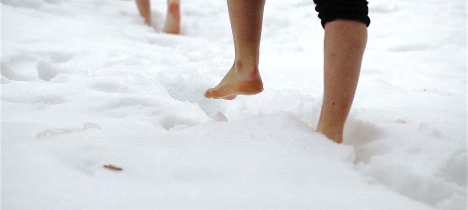A piedi nudi nella neve