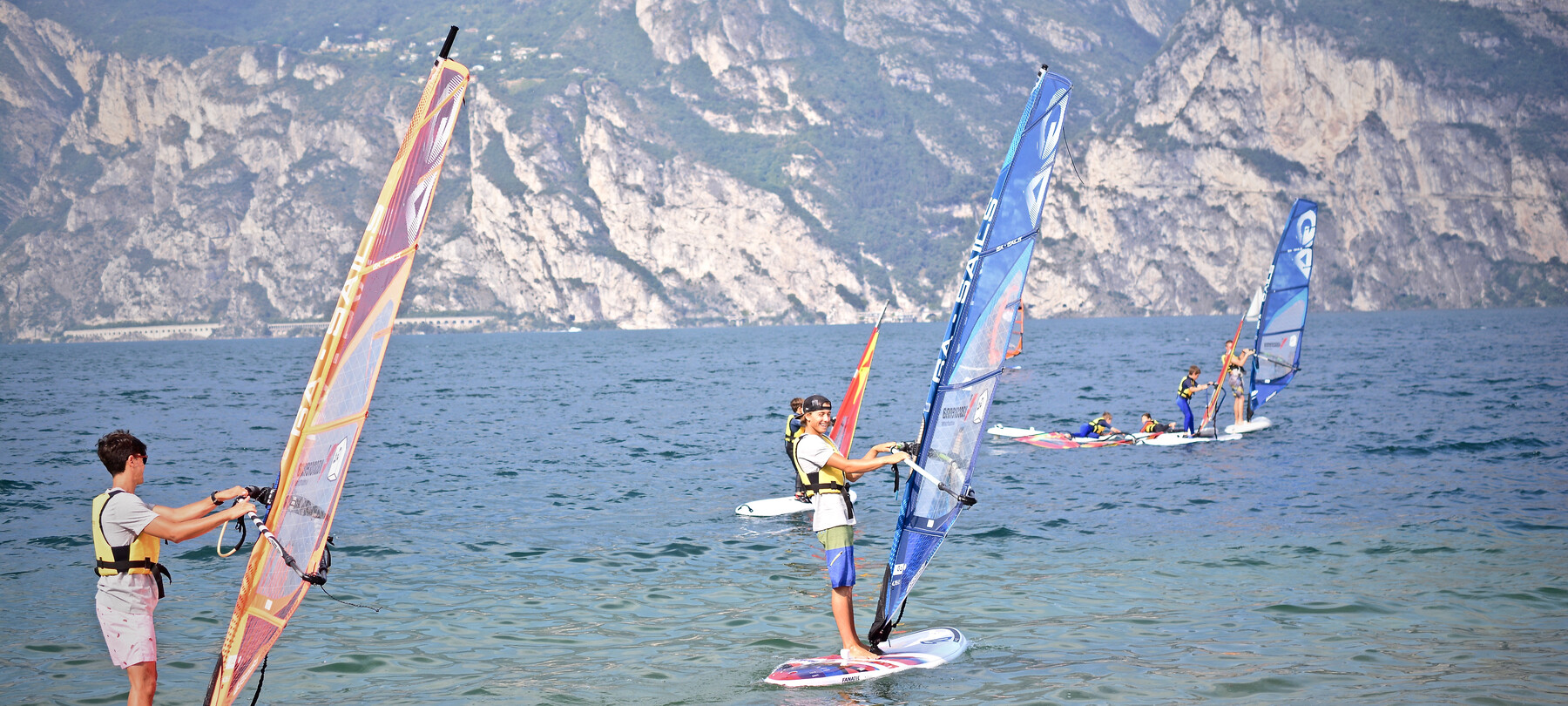 De meren van Trentino: het verhaal van Nicolò en windsurfen op het Gardameer