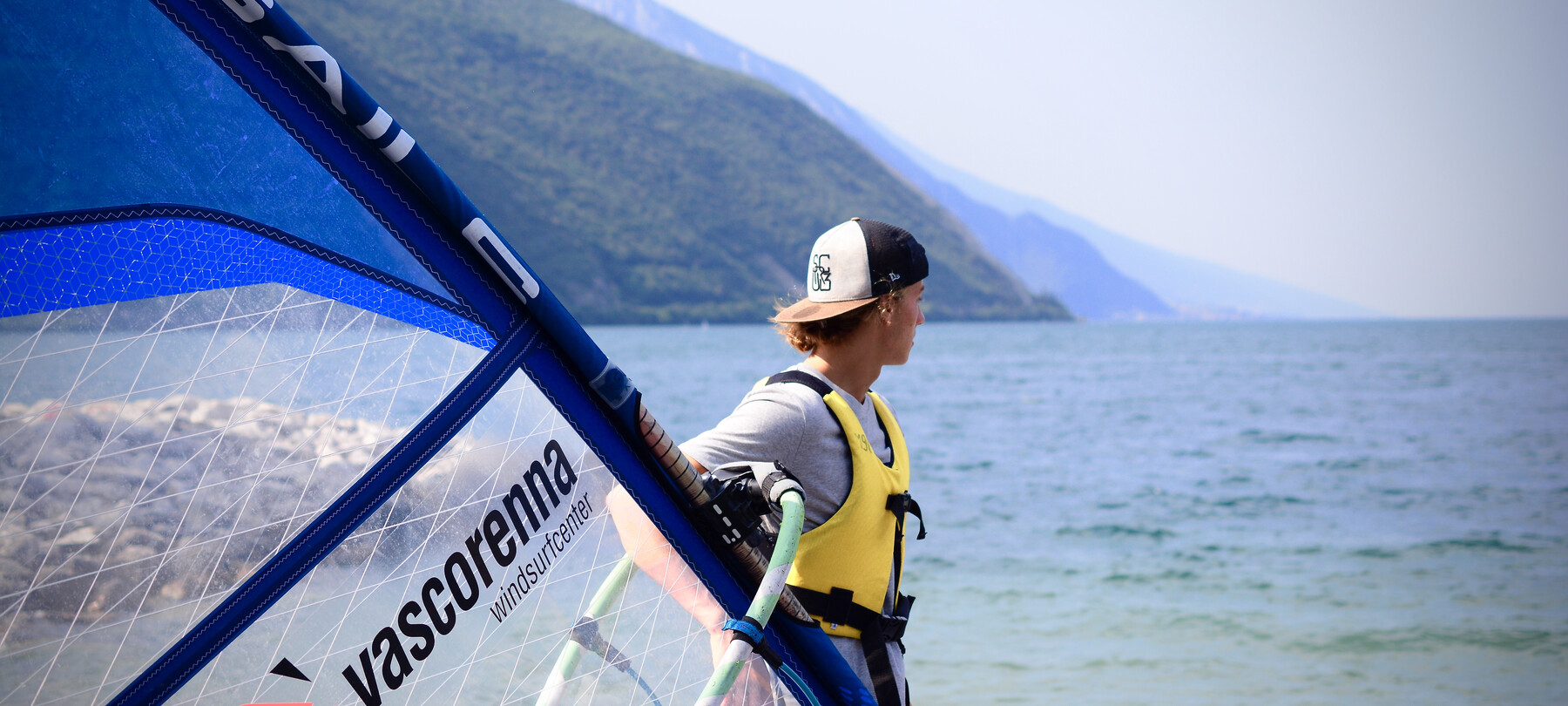De meren van Trentino: het verhaal van Nicolò en windsurfen op het Gardameer