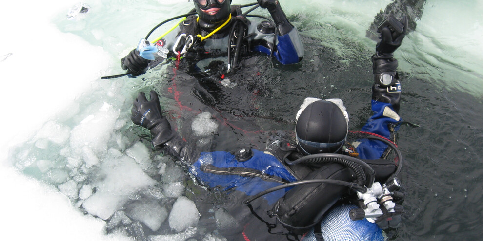 Potápění v zamrzlém jezeře