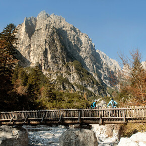 Brücke auf der Strecke | © APT Dolomiti di Brenta e Paganella