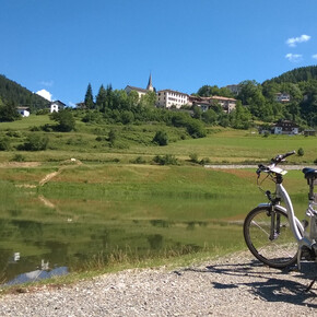 Con l'E-Bike ai Laghetti ai Masi di Ruffrè | © APT Val di Non 