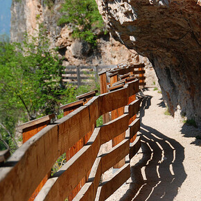 Der berühmte Felsweg zum Wallfahrtkirche San Romedio | © APT Val di Non 