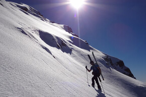 Con gli sci in spalla nel tratto ripido presso forcella Bragarolo | © VisitTrentino