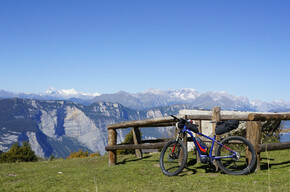 Il punto di osservazione a Malga Campo sulle Dolomiti di Brenta | © Garda Trentino 
