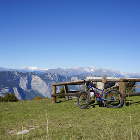 Il punto di osservazione a Malga Campo sulle Dolomiti di Brenta | © Garda Trentino 