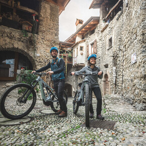 By bike through the alleys of Canale | © Garda Trentino 