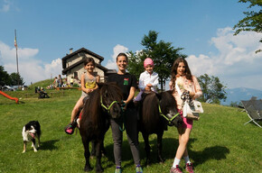 Famiglia con bambini a Malga Somator d'estate | © Garda Trentino 