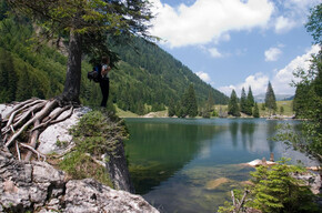 Escursionista al lago di Valagola | © APT Madonna di Campiglio, Pinzolo, Val Rendena