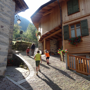 Partenza dell'itinerario tra le strette vie di Bocenago | © APT Madonna di Campiglio, Pinzolo, Val Rendena