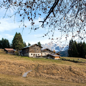 Baite di Clemp e Dolomiti di Brenta | © APT Madonna di Campiglio, Pinzolo, Val Rendena