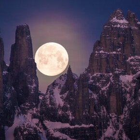 The moon and the Campanil Bas | © APT Dolomiti di Brenta e Paganella