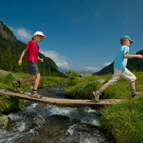 Kids and river | © APT Val di Fiemme