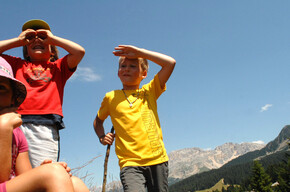 Curious kids at Passo Lavazè | © APT Val di Fiemme
