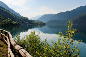 Walking around Lake Ledro | © Garda Trentino 