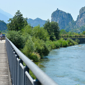 The cycle path along river Sarca (The Castle of Arco in the background) | © Garda Trentino