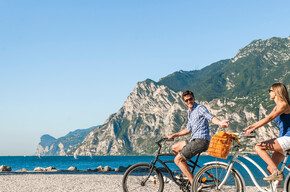 The cycle path along the lake shore in Torbole | © Garda Trentino