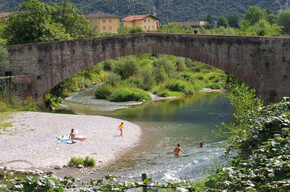 The little beach under the "roman bridge" in Ceniga | © Garda Trentino