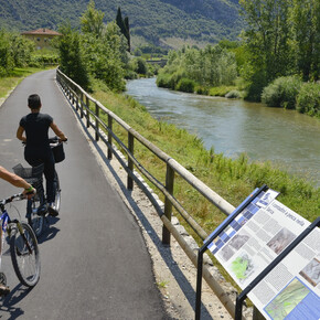 La pista ciclabile lungo il fiume Sarca | © Garda Trentino
