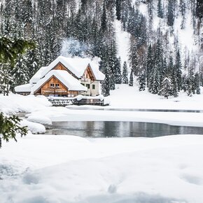Nambino lake and hut in winter | © APT Madonna di Campiglio, Pinzolo, Val Rendena