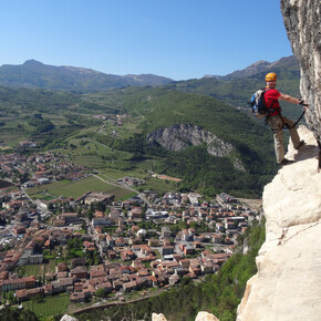 Passaggio della Ferrata di Monte Albano, con panorama su Mori | © Garda Trentino