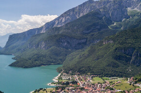 Molveno and the lake | © APT Dolomiti di Brenta e Paganella