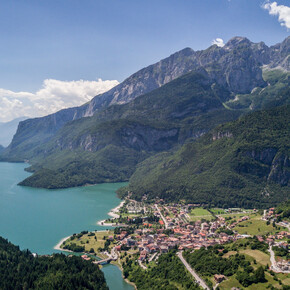 Molveno and the lake | © APT Dolomiti di Brenta e Paganella