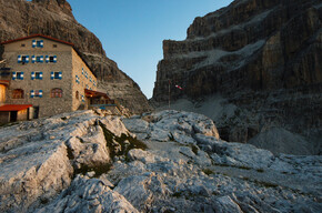 Hut Pedrotti and Brenta Dolomites | © APT Dolomiti di Brenta e Paganella