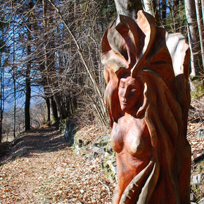 Via da le Vide, scultura in legno tra i boschi sopra Borzago | © APT Madonna di Campiglio, Pinzolo, Val Rendena