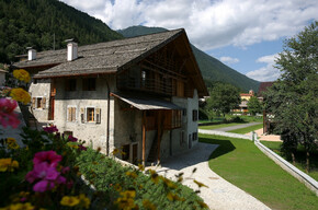 Casa Cüs, a Darè, tipico esempio di architettura rurale alpina | © APT Madonna di Campiglio, Pinzolo, Val Rendena