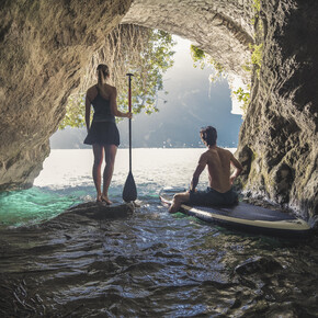In SUP nella grotta della cascata del Ponale | © Garda Trentino