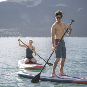 SUP in the waters of Riva del Garda | © Garda Trentino