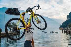 Ciclista a Riva del Garda, tappa finale del DoGa | © APT Madonna di Campiglio, Pinzolo, Val Rendena