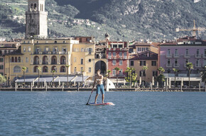 In SUP tra le acque di Riva del Garda | © Garda Trentino